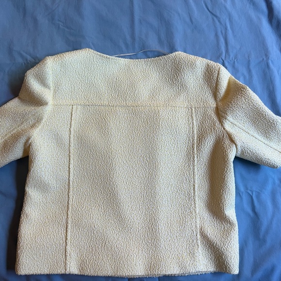 STRUCTURED SHORT SLEEVES BLAZER AND TEXTURED SHORT WITH GOLD BOTTONS - Picture 7 of 7